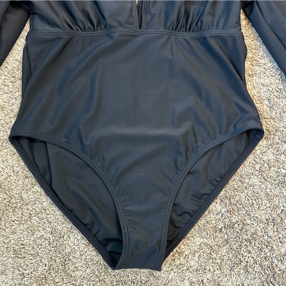 NWOT Venus Black One-piece Swimwear Swimsuit Bat Wings Dramatic V-Neck Womens 12 - Picture 7 of 11